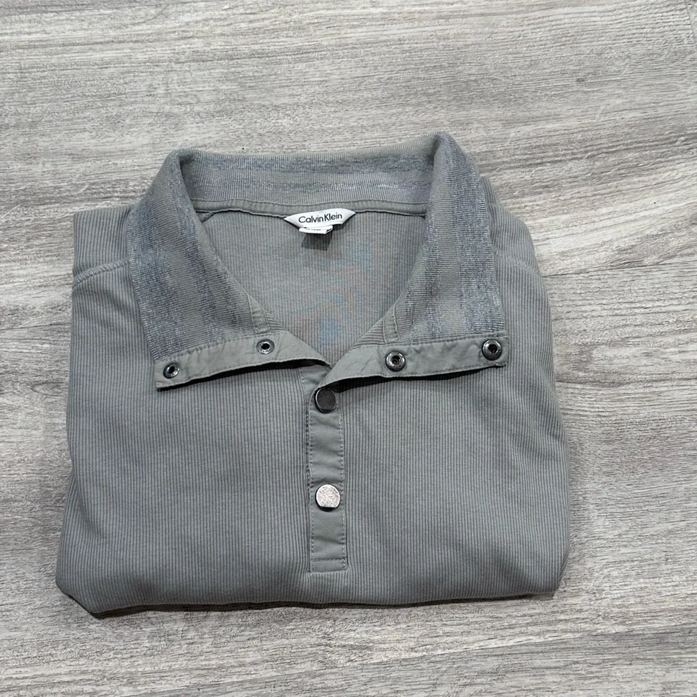 Calvin Klein Men’s Light Gray long sleeve button up  100% Cotton Top L